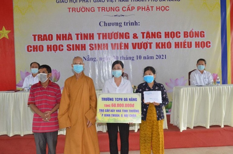 Hòa thượng Thích Từ Tánh trao tượng trưng chi phí xây nhà tình thương đến hộ nghèo