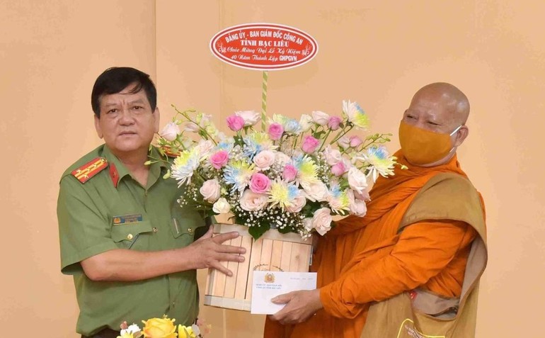 Ông Trương Công Dũng, Phó Giám đốc Công an tỉnh tặng hoa chúc mừng chư tôn đức Giáo hội tỉnh Bạc Liêu