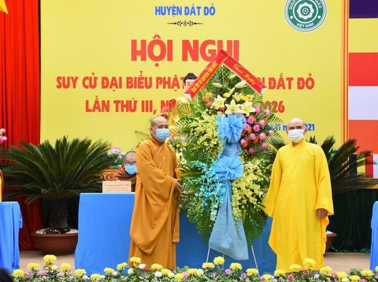 Đại đức Thích Nhuận Nghĩa, thay mặt Ban Thường trực Ban Trị sự tỉnh tặng hoa chúc mừng hội nghị