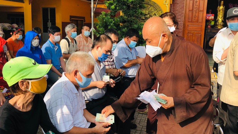 Hòa thượng Thích Chơn Tịnh, Phó ban Từ thiện - Xã hội báo Giác Ngộ tặng quà đến người khiếm thị khó khăn - Ảnh: TQ