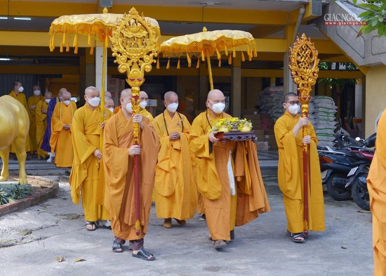 Cung thỉnh chư tôn giáo phẩm đến chánh điện tổ đình Vĩnh Nghiêm