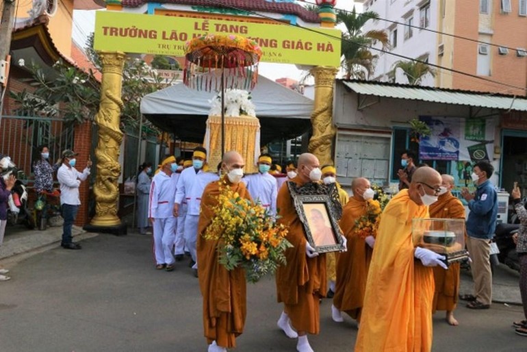 Cung thỉnh di ảnh, linh mô, y bát, kim quan Trưởng lão Hòa thượng Thích Giác Hà đến nơi trà-tỳ