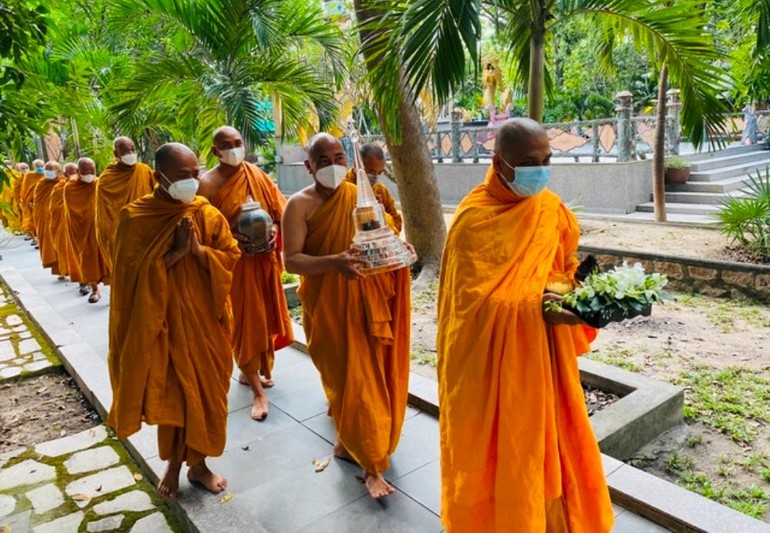 Chư tôn đức Hệ phái Phật giáo Khất sĩ cung thỉnh linh cốt Trưởng lão Hòa thượng Thích Giác Cầu nhập bảo tháp