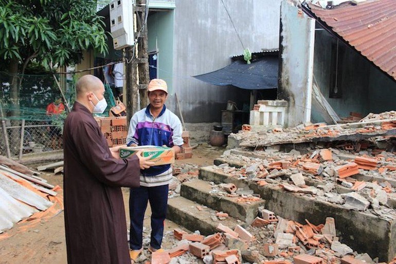 Thượng tọa Thích Quảng Duy chia sẻ với những gia đình nhà bị sập trong mưa bão