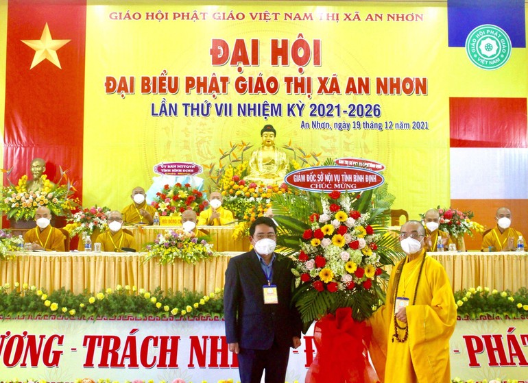 Lãnh đạo Sở Nội vụ tỉnh tặng hoa chúc mừng đại hội