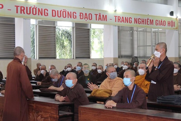 Tăng sinh nêu câu hỏi đến đại diện Ban Giám hiệu