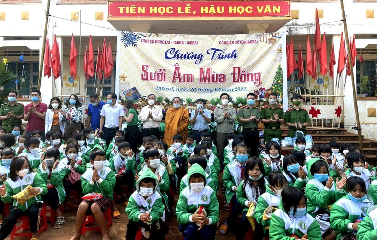 Tặng quà “Sưởi ấm mùa Đông” đến học sinh Trường Tiểu học Cù Chính Lan