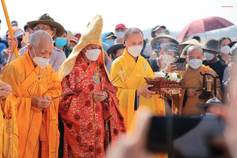 Chư tôn đức niêm hương cầu nguyện nạn nhân tử vong trong tai nạn lật cano trên biển Cửa Đại