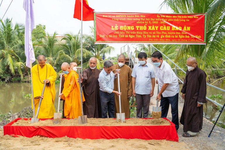 Ban Trị sự GHPGVN huyện Đức Hòa phối hợp với địa phương động thổ xây cầu Báo Ân