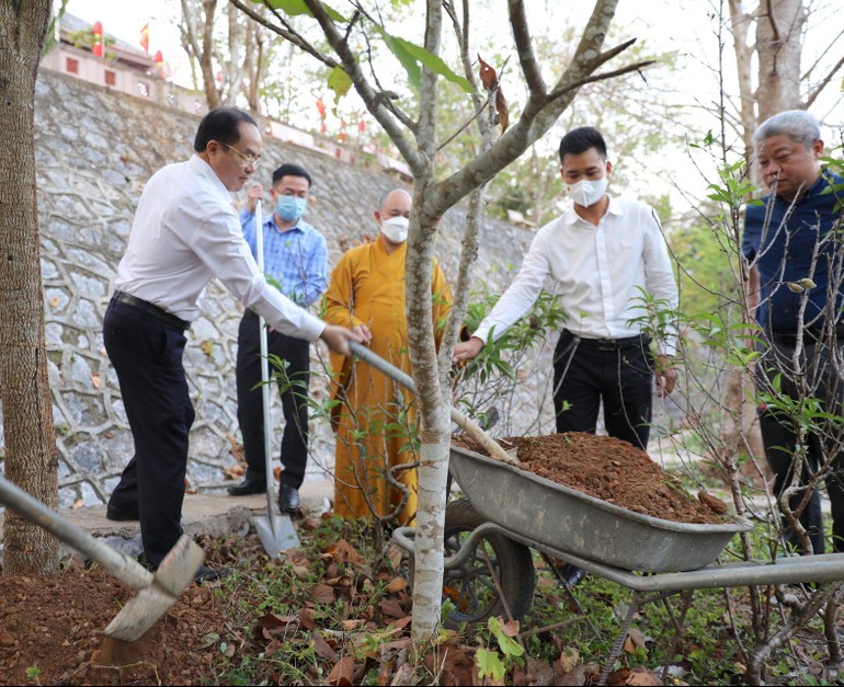 Ông Vũ Chiến Thắng trong cây lưu niệm tại Trụ sở Ban Trị sự - chùa Linh Quang