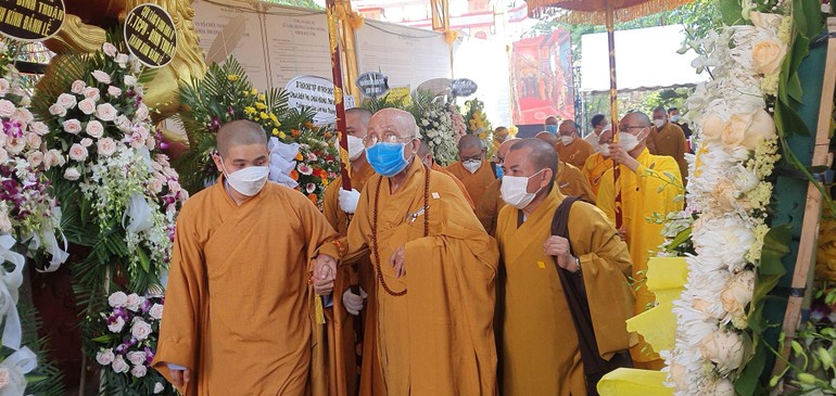 Chư tôn giáo phẩm Hội đồng Chứng minh hữu nhiễu kim quan tiễn biệt Trưởng lão Hòa thượng Thích Huệ Tánh 