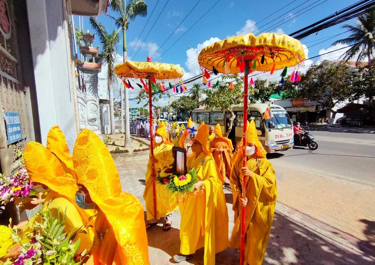 Cung thỉnh di ảnh từ tổ đình Linh Sơn về tổ đình Pháp Hội