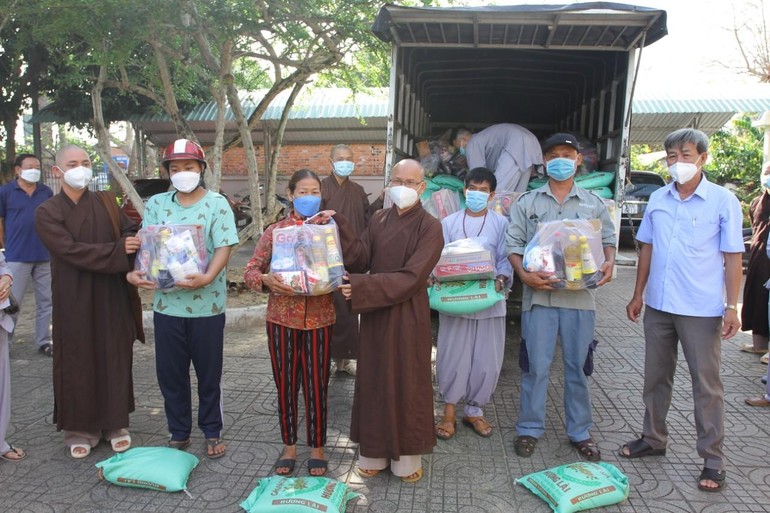 Ban Thiện nguyện Ánh Đạo thuộc Viện Chuyên Tu trao quà đến bà con khó khăn tại thị trấn Phú Mỹ