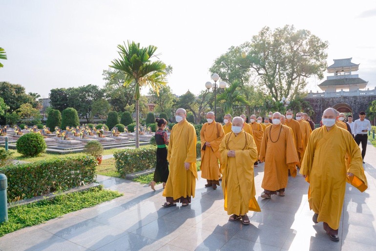 Chư tôn đức viếngi Nghĩa trang Liệt sĩ Điện Biên Phủ