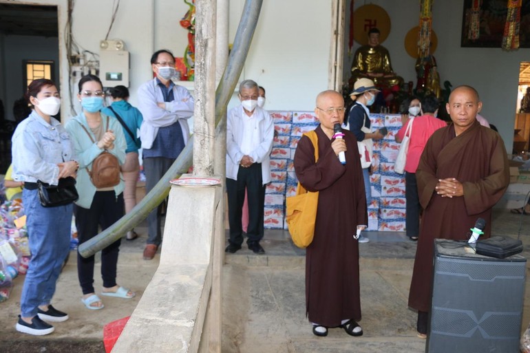 Hòa thượng Thích Chơn Nguyên động viên bà con vượt qua khó khăn - Ảnh: CTV