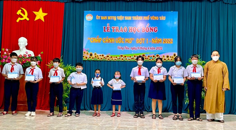 Thượng tọa Thích Thiện Thông trao quà đến các học sinh