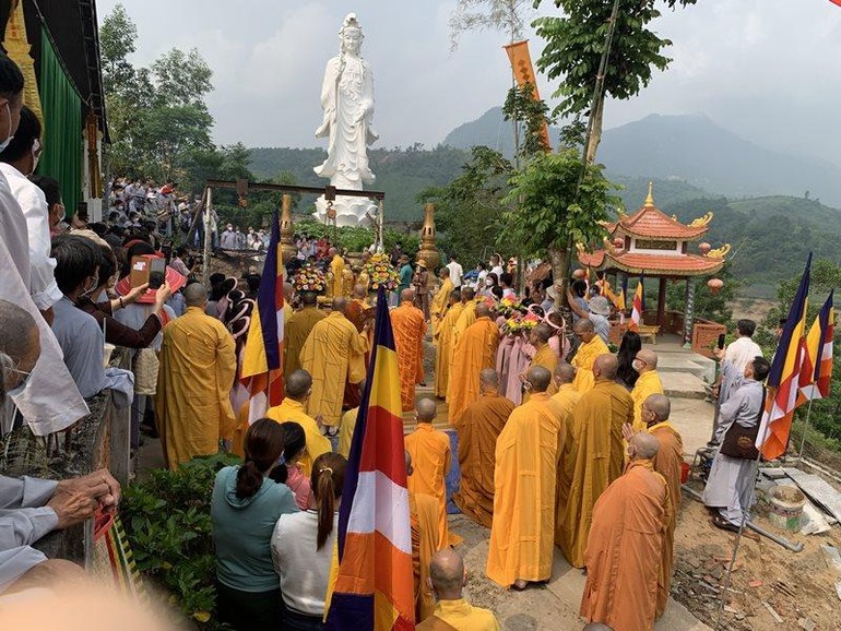 Trang nghiêm chú nguyện rót đồng đúc Đại hồng chung chùa Đại Xuân