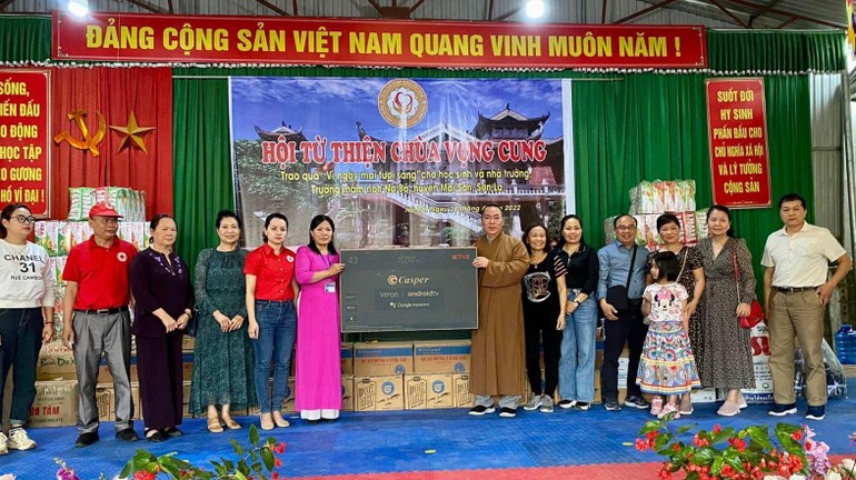 Thượng tọa Thích Giác Vũ trao tặng tivi đến đại diện Trường Mầm non Nà Bó