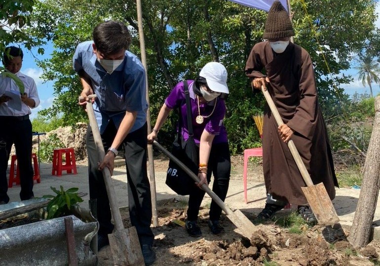 Chùa Bửu Đà khởi công xây cầu nông thôn Vạn Phúc 14 tại xã Tân Hưng Đông, huyện Cái Nước