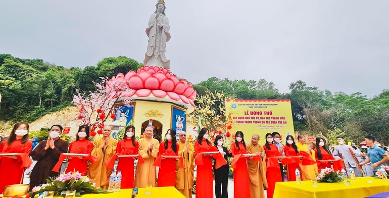 Cắt băng khánh thành đài Bồ-tát Quán Thế Âm tại chùa Trúc Lâm Cô Tô