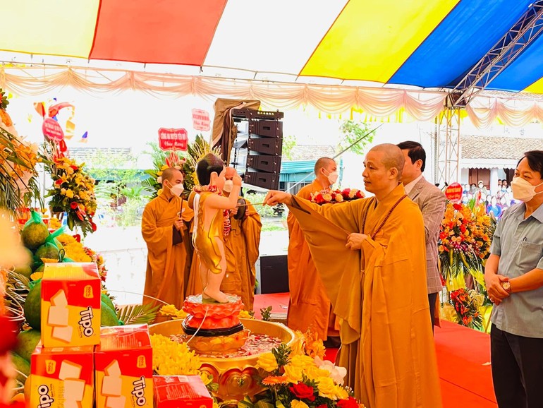 Trang nghiêm lễ Tắm Phật