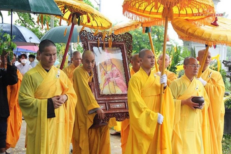 Môn đồ pháp quyến cung thỉnh di ảnh Trưởng lão Hòa thượng Thích Lương Phương đến bảo tháp