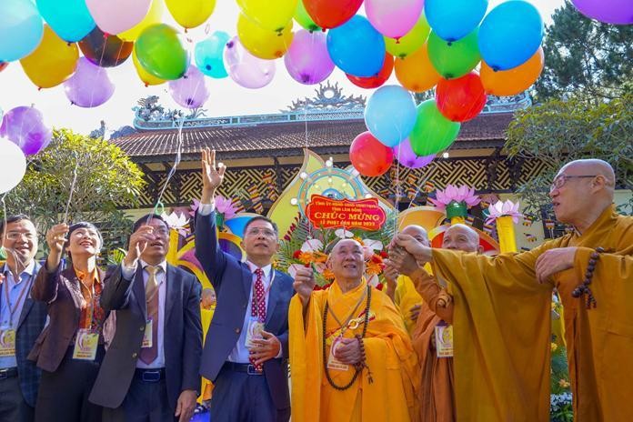 Thả bong bóng cầu nguyện hòa bình, nhân dân an lạc