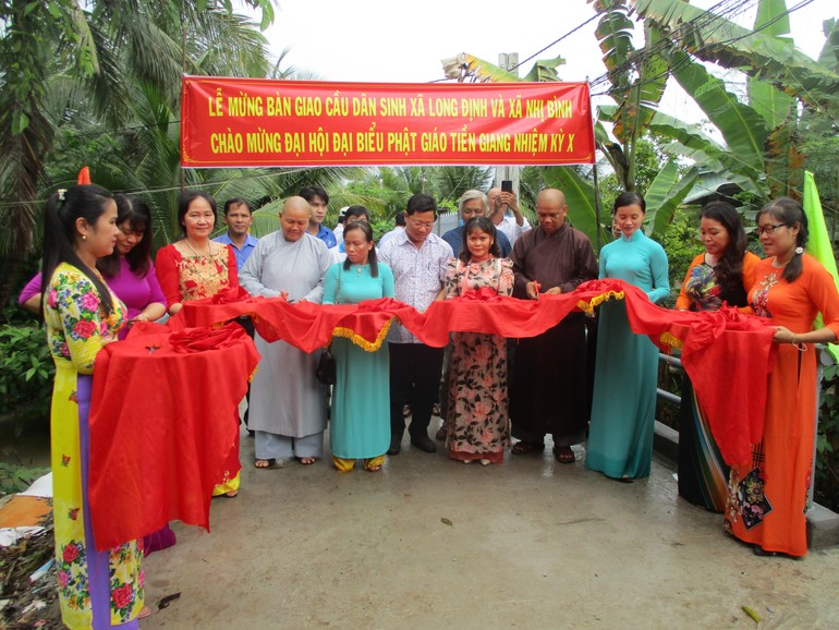 Cắt băng khánh thành, bàn giao cầu nông thôn nối liền 2 xã Long Định và Nhị Bình