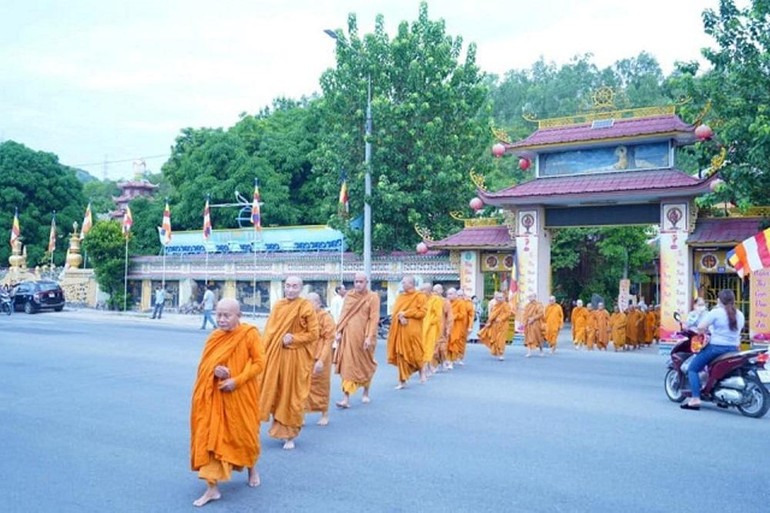 Chư tôn đức Giáo đoàn III trì bình khất thực từ tịnh xá Ngọc Tòng