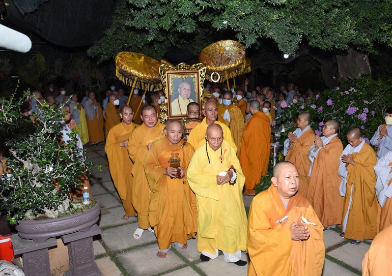 Cung thỉnh nhục thân cố Trưởng lão Hòa thượng Thích Đồng Tâm nhập kim quan