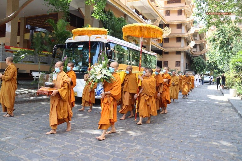 Cung thỉnh nhục thân Trưởng lão Hòa thượng từ phương trượng đến Giác linh đường để nhập kim quan