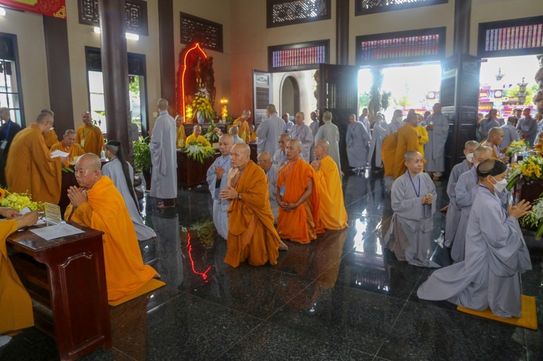 Giới tử Đại giới đàn Huệ Giác tham gia thi vấn đáp - Ảnh: Phương Đại