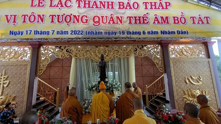 An vị tôn tượng Bồ-tát Quán Thế Âm