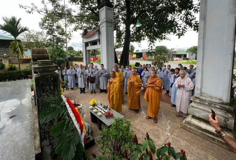 Niêm hương tưởng niệm anh linh các anh hùng liệt sĩ tại Đền Tưởng niệm Liệt sĩ thôn 8