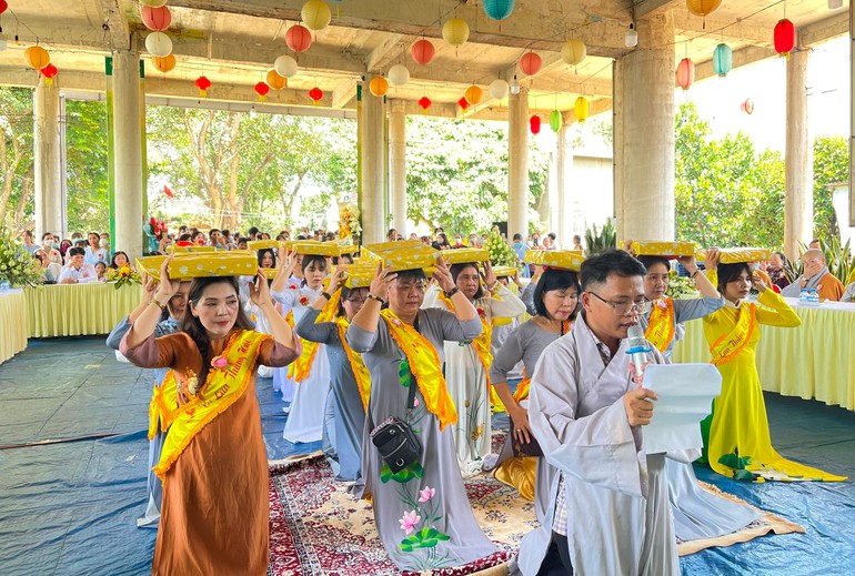 Phật tử tác bạch cúng dường pháp y đến chư tôn đức