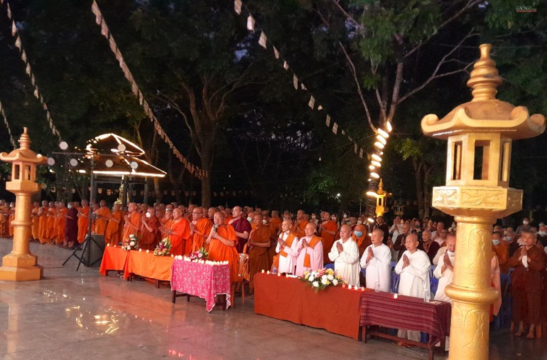 Chư tôn đức Tăng, tu nữ tham dự lễ cầu nguyện cúng dường đèn Rằm tháng Bảy Vu lan - Báo hiếu