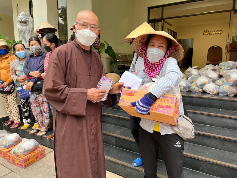 Hòa thượng Thích Tâm Viên trao quà của Phật tử ủng hộ đến người nghèo, cơ nhỡ - Ảnh: M.Tuyền