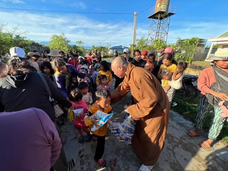 Thượng tọa Thích Thiện Thuận trao quà cho trẻ em