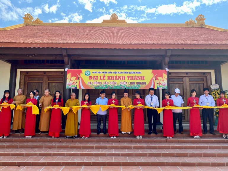 Cắt băng khánh thành chùa Linh Quang