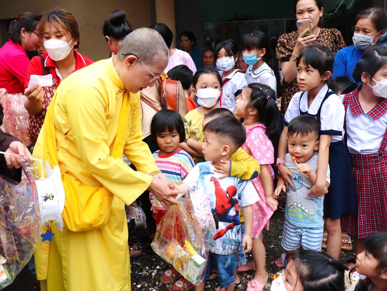 Ni sư Cẩn Liên trao quà cho trẻ em tại tịnh xá Ngọc Bình