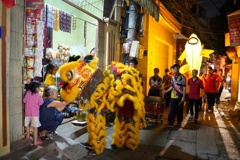 Đội múa lân đi rước đèn Trung thu quanh khu dân cư Bằng A