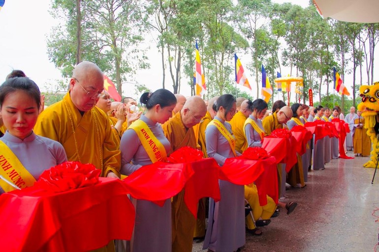 Cắt băng khánh thành chùa Dưỡng Chân Tuệ Uyển