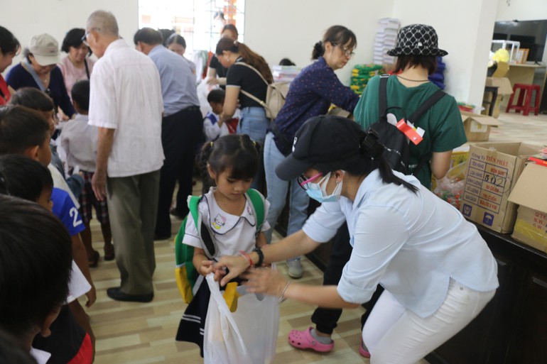 Trao quà cho các em học sinh - Ảnh: CTV