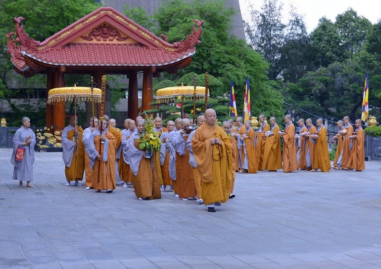 Hòa thượng Thích Lệ Trang hướng dẫn Giới sư và Giới tử Tỳ-kheo-ni cầu Chánh pháp yết-ma trong đại giới đàn Trí Tịnh do GHPGVN TP.HCM tổ chức tại Việt Nam Quốc Tự (2018) - Ảnh: Bảo Toàn 