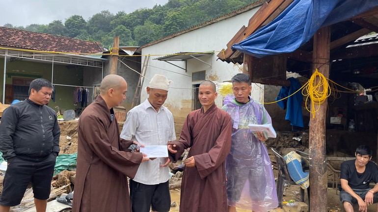 Các chùa trao quà đến người dân xã Tà Cạ ảnh hưởng bởi bão lũ Noru 