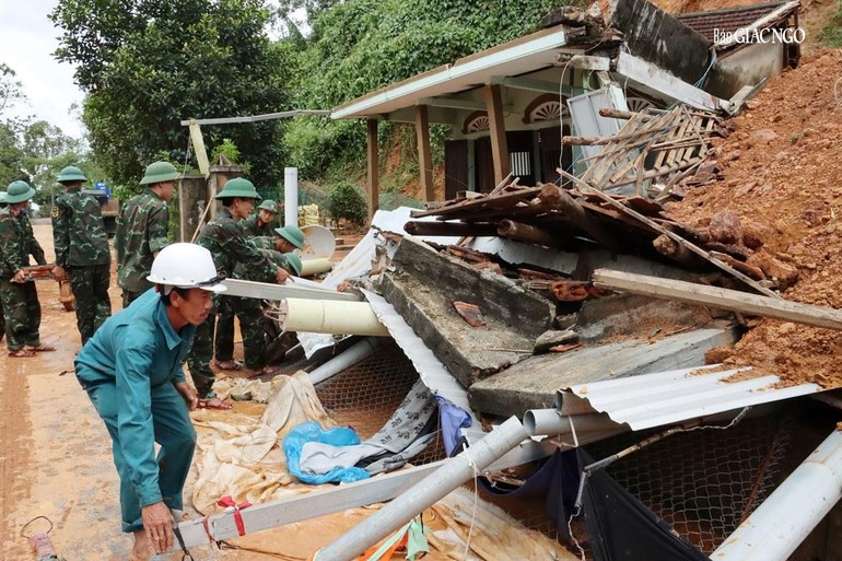 Mưa bão khiến tài sản của người dân nằm trong đống đổ nát