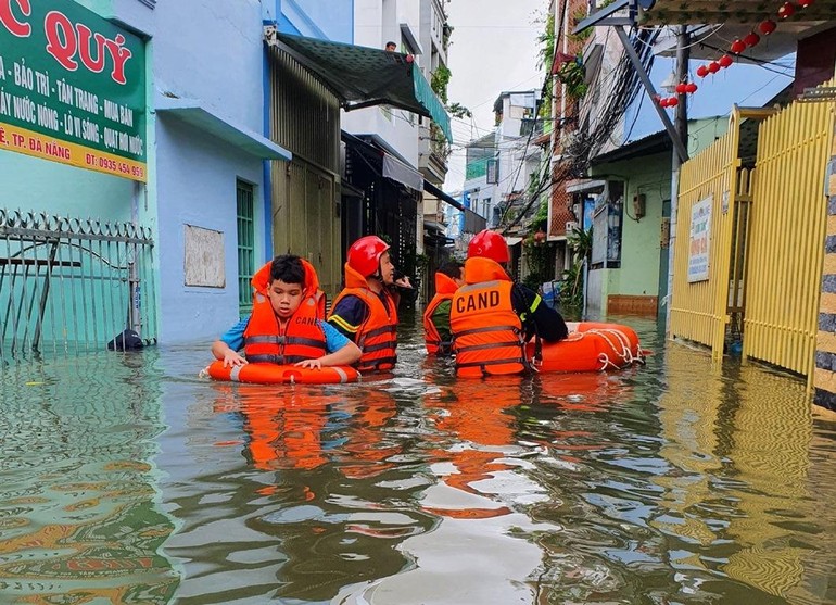 Lực lượng công an đi từng nhà để hỏi thăm, hỗ trợ thực phẩm trong ngày 15-10 - Ảnh: Tiên Sa