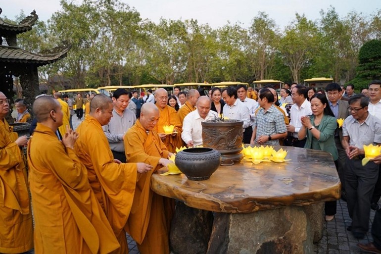 Lễ thắp nến cầu nguyện quốc thới dân an, hòa bình cho thế giới