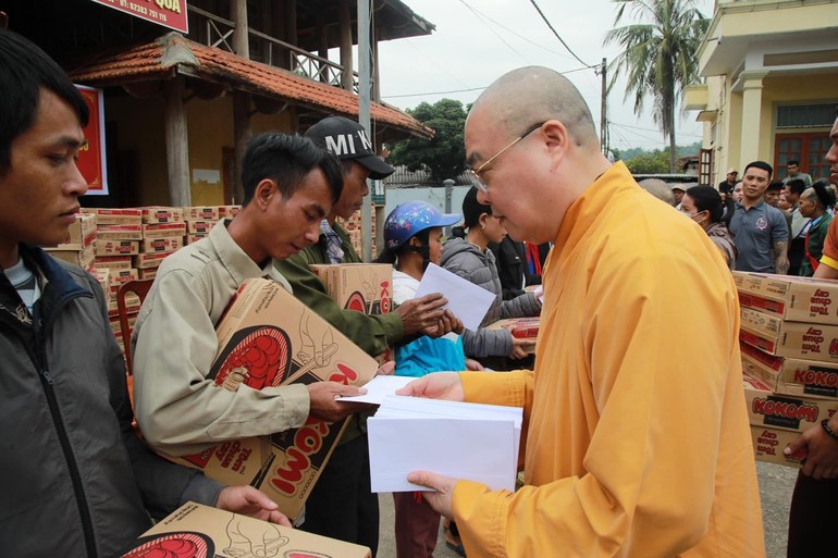  Hòa thượng Thích Thanh Nhiễu trao quà đến bà con tỉnh Nghệ An