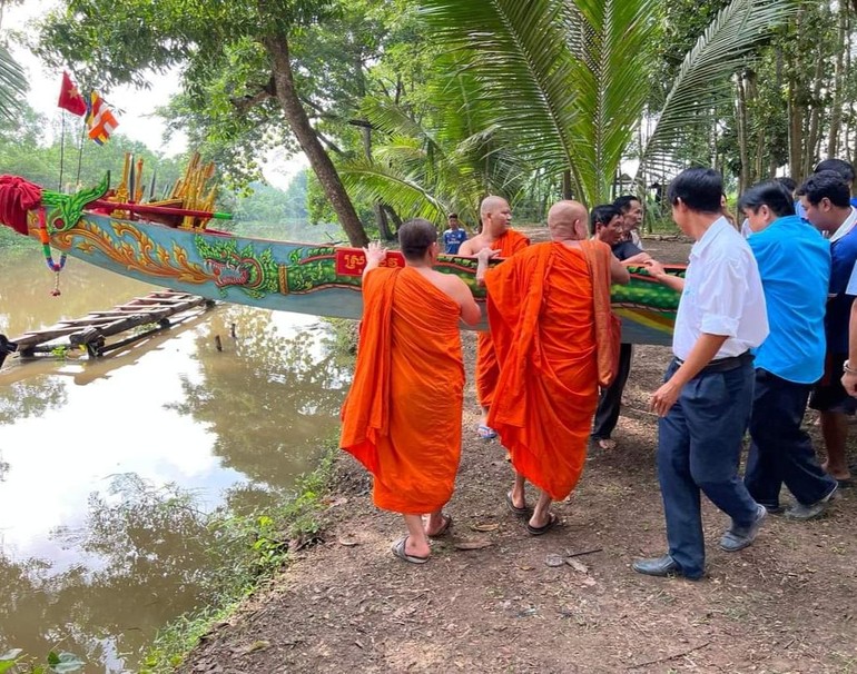 Chùa Trà Sất hạ thủy ghe ngo chuẩn bị tham gia hội thi truyền thống